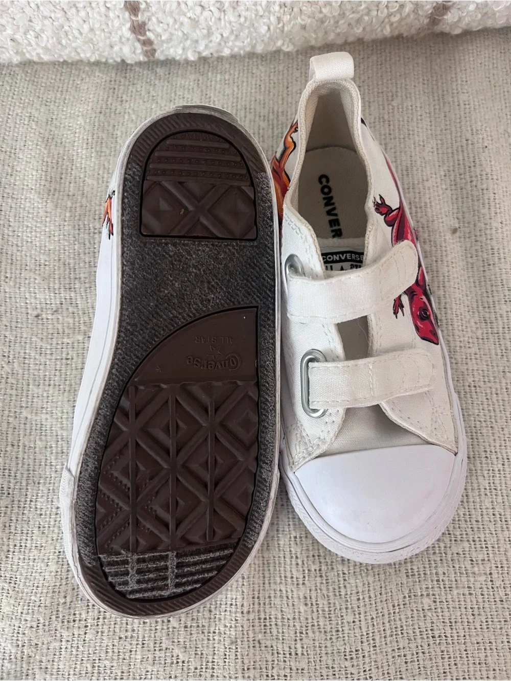 Kids Converse | 10C White canvas Sneakers with Lizard Graphic